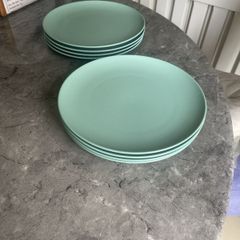 Set of 8 dinner plates
