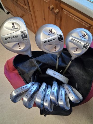 Ladies Golf Clubs. Set Of Right Handed Ladies Flex Graphite Golf Clubs In Excellent Condition. Collect In Dublin Or Receive Via Post.