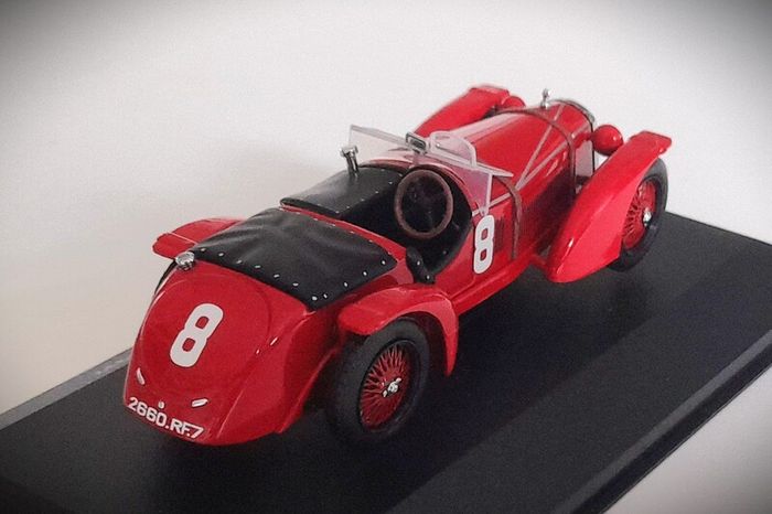 Diecast Model Le Mans Winning Alfa Romeo 8C 2300 Le Mans 1932 1st - IXO 1:43