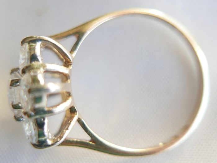 Vintage 9Ct Solid Gold 375 Beautiful Cubic Zirconia Ring 3,99g