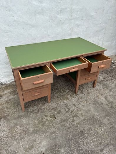 Pedestal desk