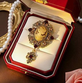 Beautiful Brooch with Sparkly Stones - nice gift