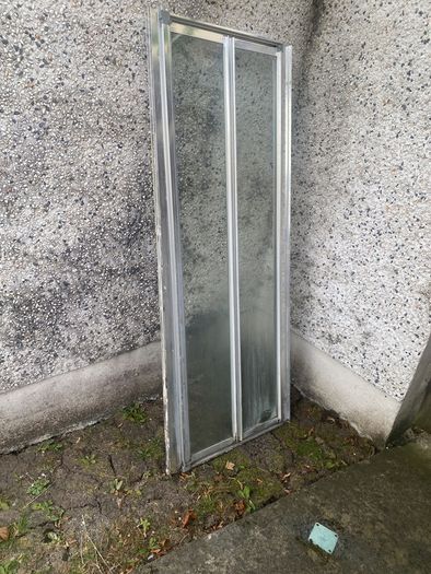 Bi-folding shower door