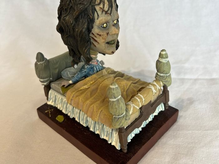 The Exorcist Regan Head Knocker - Bed Scene - NECA Horror Figure - Spinning Head