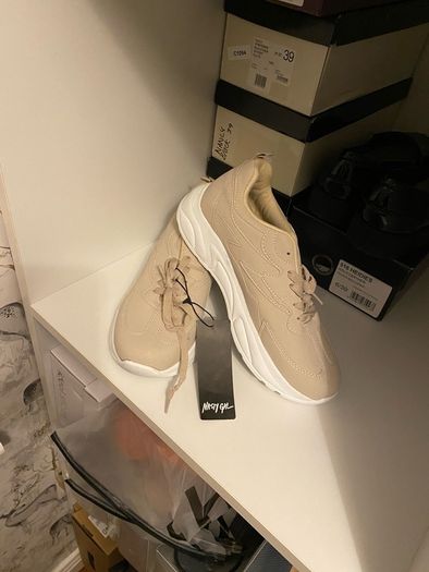 Casual shoes , latte , cream