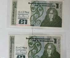 2x UNC Irish old  punt banknote 1 pound consecutive serial nr 1985