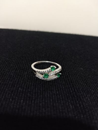 18ct white gold diamond and emerald dress ring