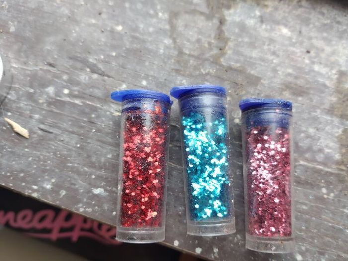 3 colours glitter .was not used 3 euro each