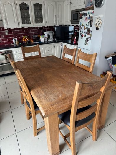 Solid Oak Dining Room table - 8 chairs extendable