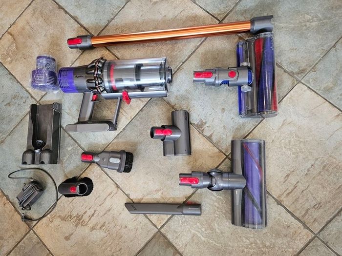 Dyson v10 absolute