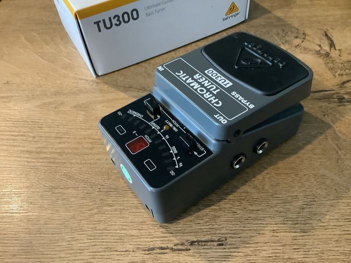 Behringer TU300 Chromatic Tuner pedal box