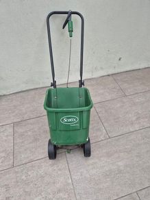 Grass seed spreader