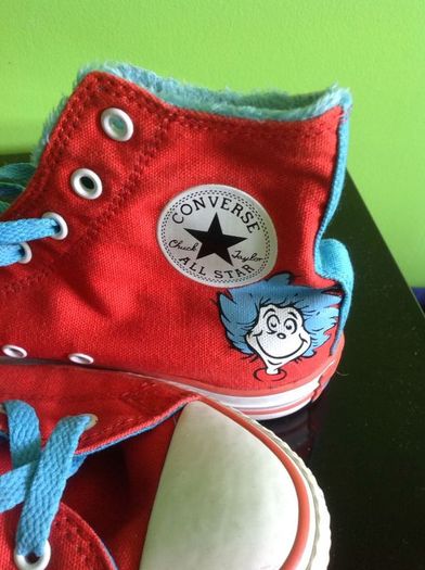Converse cat in the hat chuck Taylor's size 3.5   Bought in universal studios