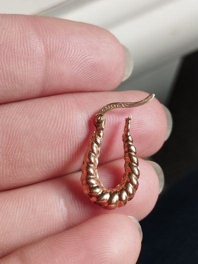 Hoop earrings made of 925 sterling silver with gold plating.
