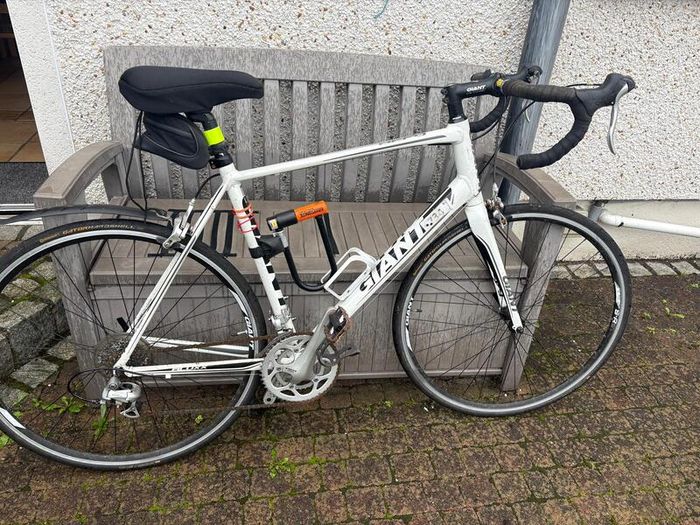 Giant Defy white aluminium road bike