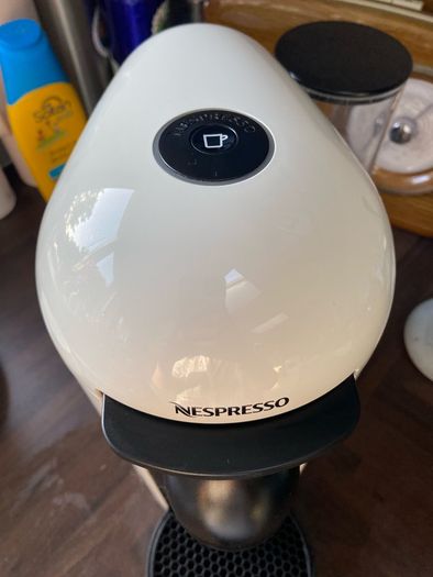 Nespresso Coffee Machine White Includes Descaling Kit