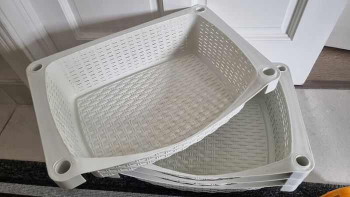 Hard plastic baskets (4)