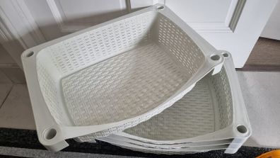 Hard plastic baskets (4)