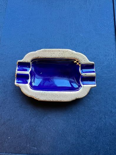 Cigarette ash tray