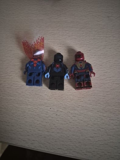 3 spiderman lego figures