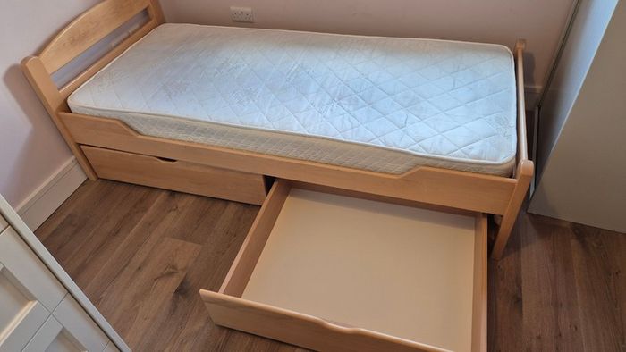 Single wooden bed frame with storage drawers ( mattress free if needed)