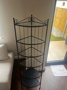 Corner shelf unit