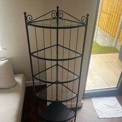 Corner shelf unit