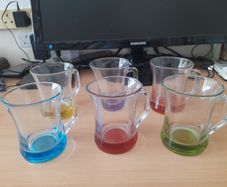 6 multicoloured glass mugs, plus FREE mug tree