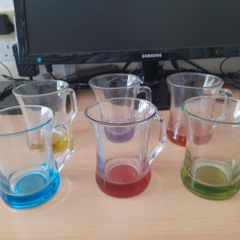 6 multicoloured glass mugs, plus FREE mug tree