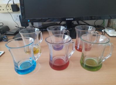 6 multicoloured glass mugs, plus FREE mug tree