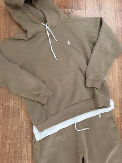 Woman Ralph Lauren tracksuit and t-shirt