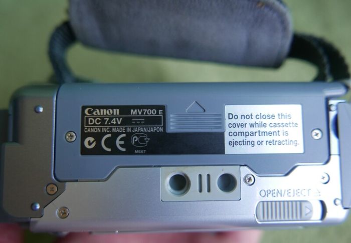 Canon MV700i Mini DV Camcorder Retro Video Camera - works well