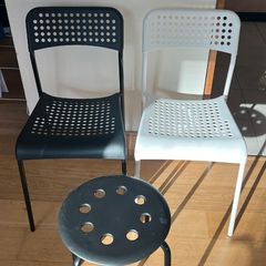 2 IKEA Adde dining chairs (1 black, 1 white) and 1 IKEA Marius stool (black).
