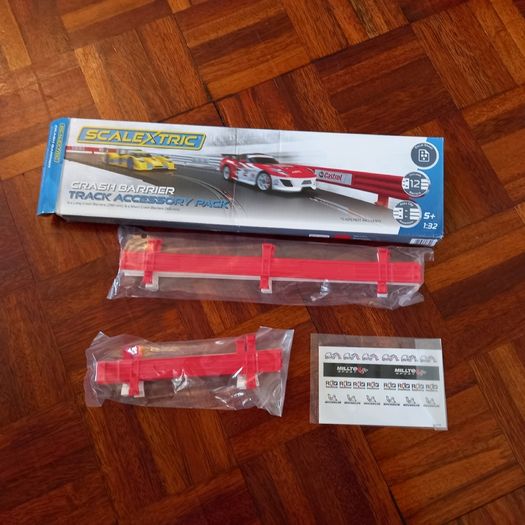 Scalextric  C8191: Crash Barriers With Stickers ( Armco Borders Sports track classic )