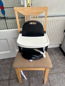 Portable baby chair with tray