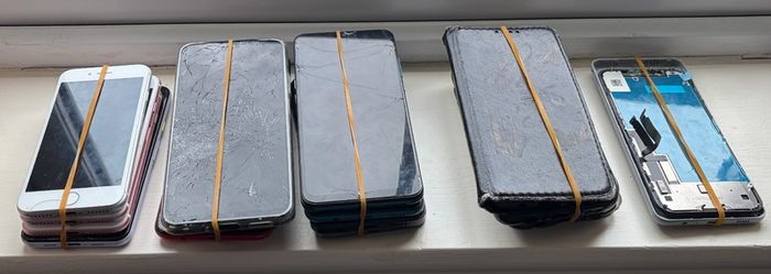Job lot of 12 phones, 6 phone cases and 6 loose parts