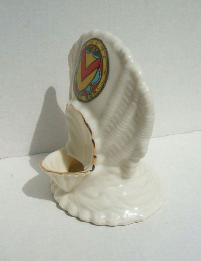NEWPORT MON TOWN CRESTED CHINA VASE (Wiltshaw & Robinson Ltd, Stoke on Trent) - Carlton China shell with Newport town coat-of-arms (Wales)