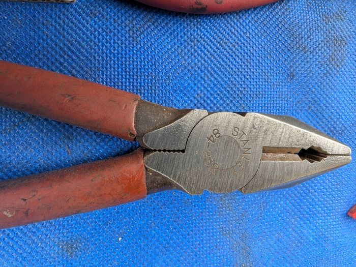 2 pairs of Pliers