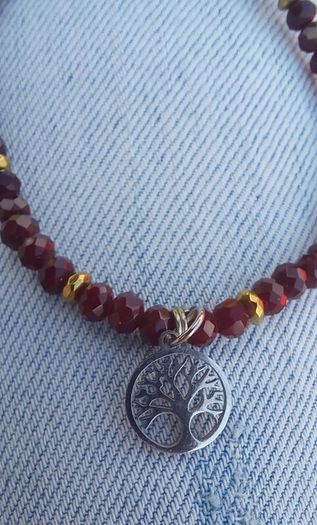 Vintage jewelry is sold individually for 5 to 10 euros