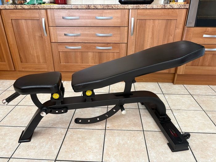 Strengthmax  Pro Series Commercial Weight Bench, Save 350 Euro!!