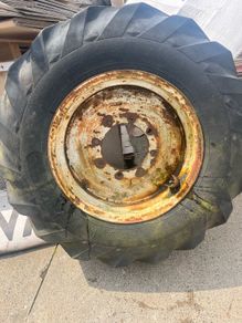 Front rims and tyres for newHolland Ford