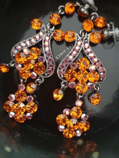 Beautiful crystal drop earrings.  Mickey London brand.