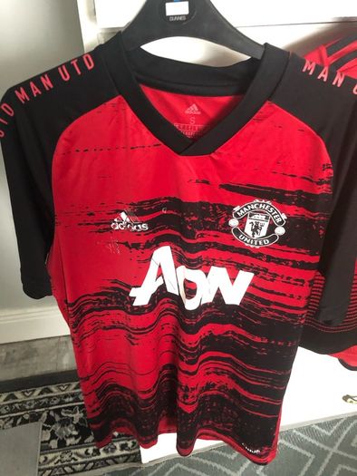 Selection of Manchester United shirts Sizes on pics
