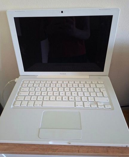 Apple laptop