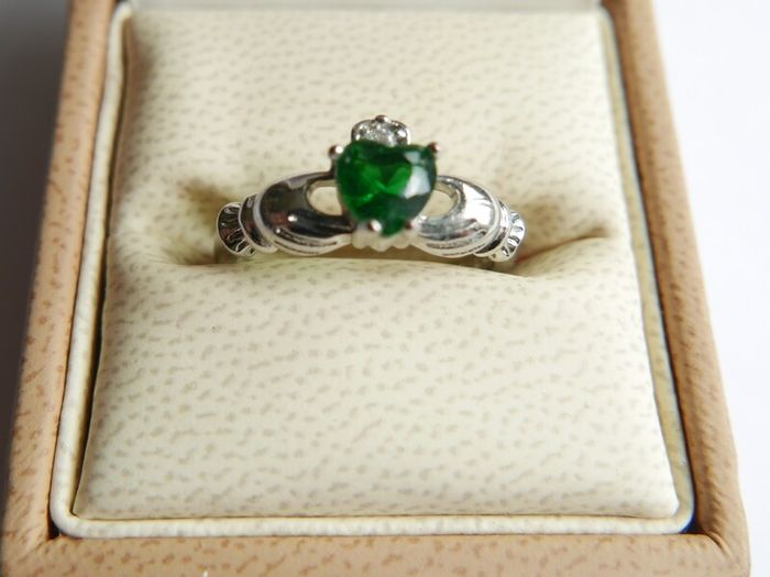Vintage 925 Sterling Silver Claddagh Ring with Green Heart Stone size Q - 2,5g