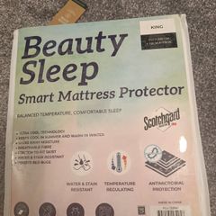 NEW.mattress protector. Size KING