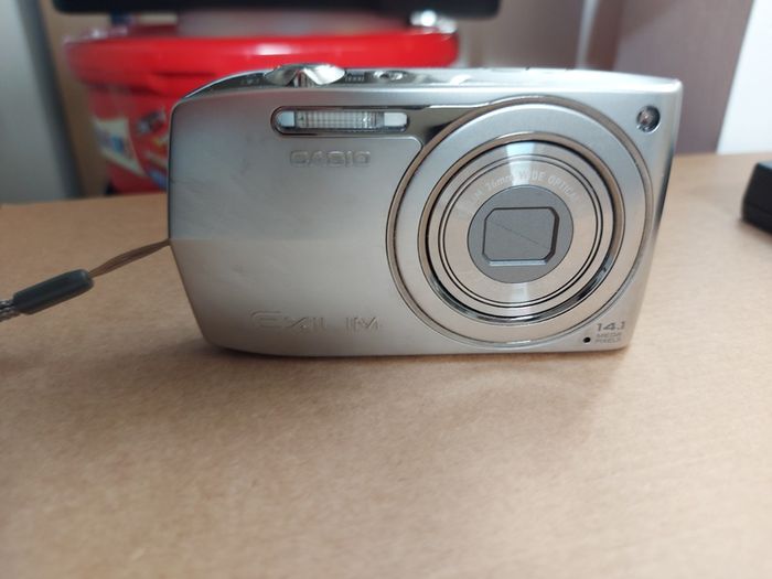 Casio Exilim Digital Camera, Model EX-Z2000, plus Battery charger, No Battery or Memory card, 14.1 Megapixels, in excellent cosmetic condition