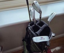 Kids golf bag with clubs, bag stand broken