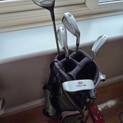 Kids golf bag with clubs, bag stand broken