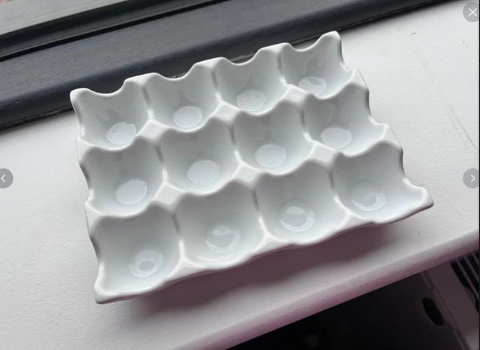 Ceramic egg holder